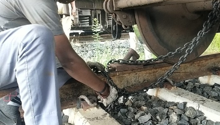 Yaas-এর আতঙ্কে ট্রেনও বেঁধে ফেলা হল শিকলে! 