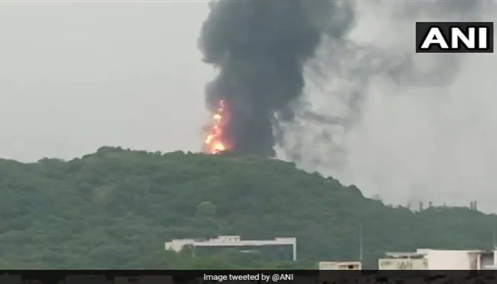 ভয়াবহ অগ্নিকাণ্ড পেট্রোলিয়াম প্ল্যান্টে, আটকে পড়েছেন শ্রমিকরা