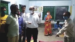 প্রতিটি ত্রাণ শিবির ঘুরে দেখা; অসুস্থদের পরামর্শ,সকাল থেকেই ব্যস্ত ডা মাহাত  