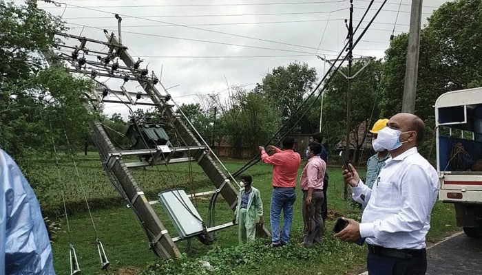 বাইরে প্রবল ঝোড়ো হাওয়া, ঝাড়গ্রামের রাস্তায় পুলিস-প্রশাসন-বিধায়করা