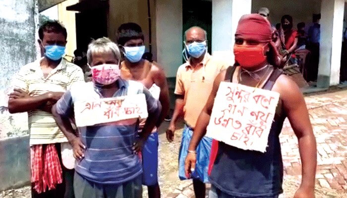 ত্রাণ নয়; চাই কংক্রিটের বাঁধ, গোসাবায় মন্ত্রীর সামনেই প্লাকার্ড নিয়ে দাবি এলাকাবাসীর