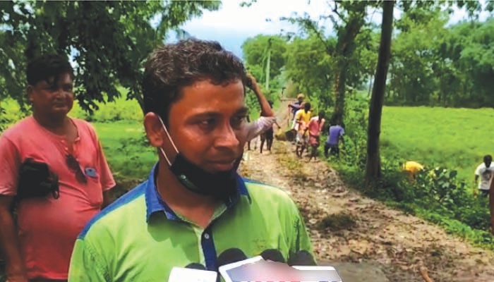 দীর্ঘদিন পড়ে রয়েছে, জামাই ষষ্ঠীতে শ্বশুরবাড়ি গিয়ে ভাঙা রাস্তা সারাইয়ে নেমে পড়ল গ্রামের জামাইরা