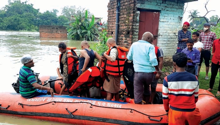 টানা বৃষ্টিতে কার্যত বন্যা পরিস্থিতি আসানসোলে, জল ঢুকল রানীগঞ্জ শিল্পাঞ্চলেও