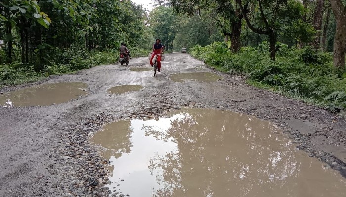 কয়েকদিনের বৃষ্টিতেই বেহাল গজোলডোবা যাওয়ার রাজ্য সড়ক