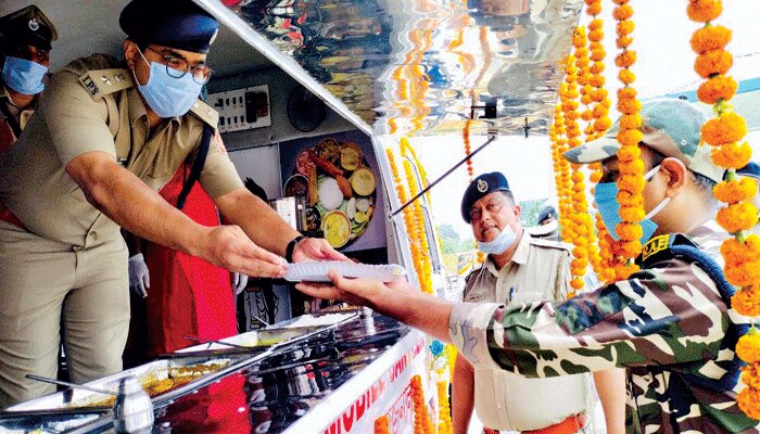 নাকা চেকিং পয়েন্টে পৌঁছে যাচ্ছে খাবার, শিলিগুড়িতে পুলিসকর্মীদের জন্য হল চালু ভ্রাম্যমান ক্যান্টিন