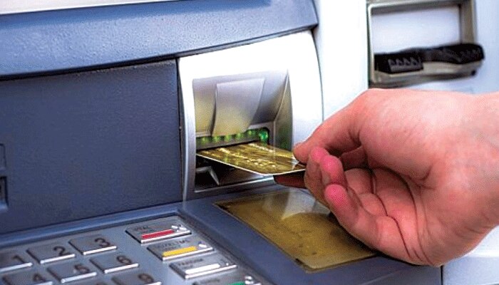 সাহায্যের অছিলায় বৃদ্ধের ATM Card বদলে নিল জালিয়াত, অ্যাকাউন্ট থেকে উধাও সব টাকা 