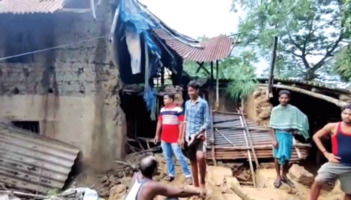 রান্নাঘরে বসে ভাত খাচ্ছিলেন দুই জা, হুড়মুড়িয়ে ভেঙে পড়ল পাশের বাড়ির একাংশ