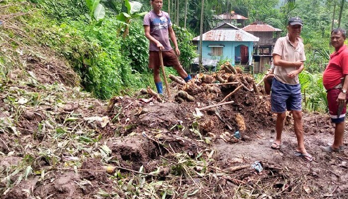 মাল ব্লকের শিরুবাড়ি এলাকায় ধস, বন্ধ রাস্তা