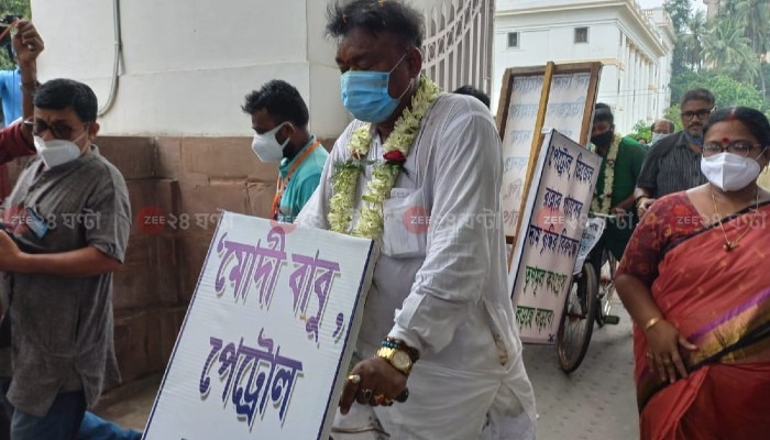 জ্বালানীর মূল্যবৃদ্ধির অভিনব প্রতিবাদ, সিঙ্গুর থেকে সাইকেলে বিধানসভায় বেচারাম জ্বালানীর মূল্যবৃদ্ধির অভিনব প্রতিবাদ, সিঙ্গুর থেকে সাইকেলে বিধানসভায় বেচারাম