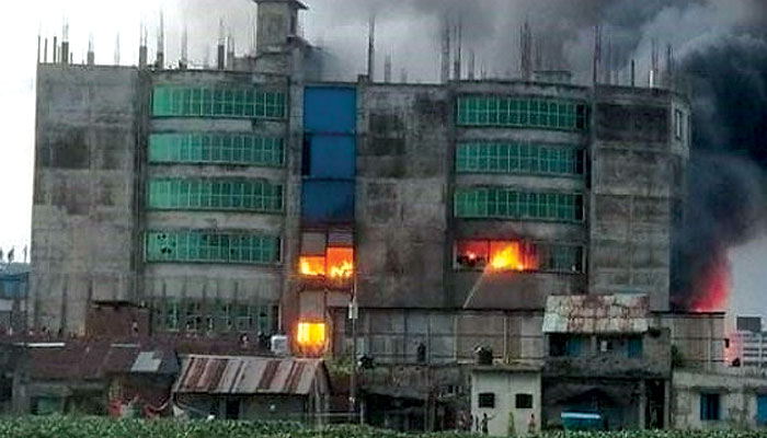 বাংলাদেশের নারায়ণগঞ্জে ফুড প্রসেসিং কারখানায় বিধ্বংসী আগুন; জীবন্ত দগ্ধ ৫৩, নিখোঁজ বহু