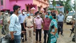 খোঁজখবর নিতে আচমকাই বাড়িতে এসপি-ডিএম, রঘুনাথপুরে খুশি করোনা আক্রান্তরা  