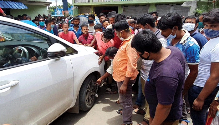 করোনা কালে বিলাসবহুল গাড়ি কেন, চাকায় তালা দিয়ে পুরসভার বিরুদ্ধে বিক্ষোভ তৃণমূল কর্মীদের