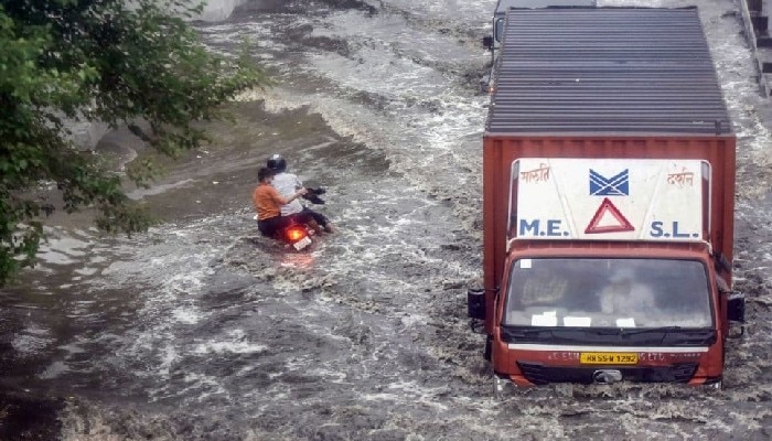 ঘণ্টাতিনেকের টানা বৃষ্টিতেই ডুবল Delhi