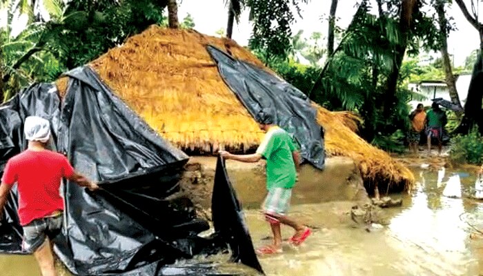 আচমকা বিমানের মতো বিকট শব্দ, এক মিনিটের টর্নেডোয় লন্ডভন্ড Hingalganj-র গ্রাম