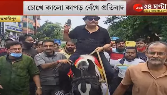 চোখে কালো কাপড়, কালো ঘোড়ার পিঠে Madan Mitra, Pegasus ইস্য়ুতে অভিনব প্রতিবাদ