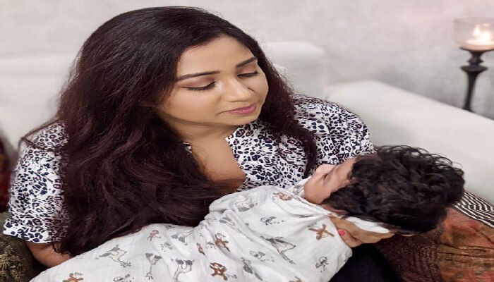 Shreya Ghoshal: Son in her arms