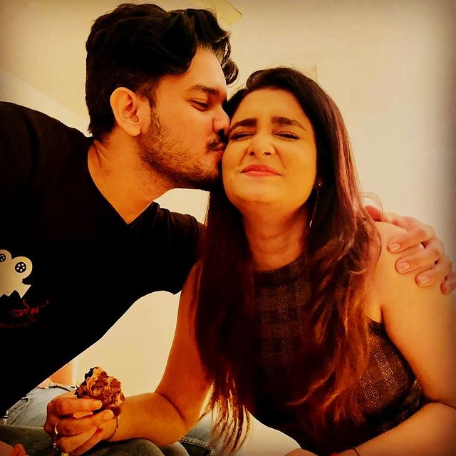 Sourav's kiss on Twarita's cheek