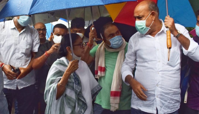 Mamata Banerjee visit: হেঁটে দেখছেন বন্যা বিধ্বস্ত এলাকা