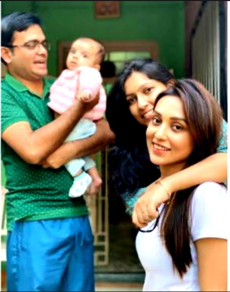 Mimi Chakraorty with her sister & brother in law