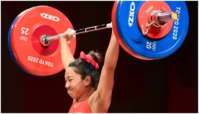 Mirabai Chanu lifting weight