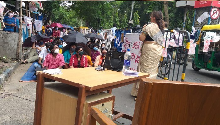 SFI Stage protest for offline classes in Jadavpur