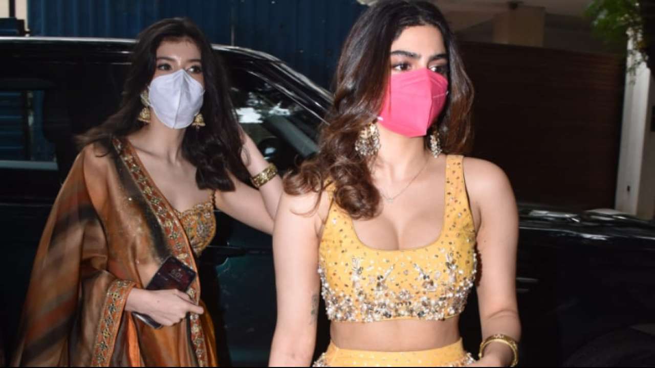 Khushi Kapoor and Shanaya Kapoor reach Anil Kapoor's residence