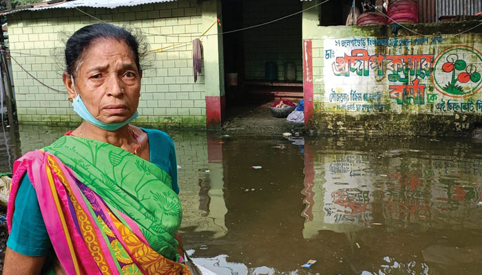 Jalpaiguri: ঘরে ঢুকে পড়ছে করলা-র জল, হাঁটুজল ঢুবল শহরের ২ ওয়ার্ড