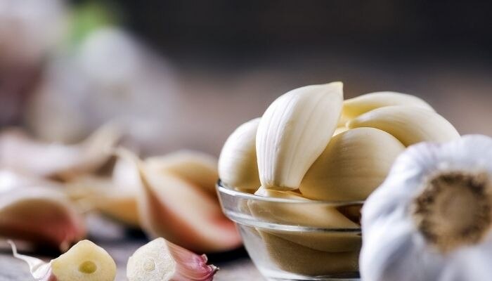 Eating garlic can lead to liver damage