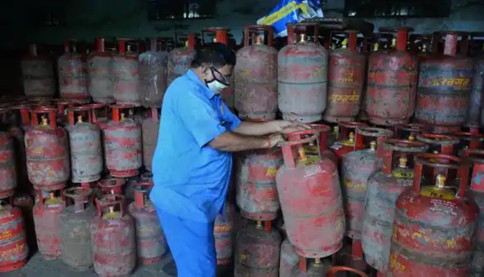  LPG price hike: ফের বাড়ল রান্নার গ্য়াসের দাম, একলাফে ৯১১ টাকা