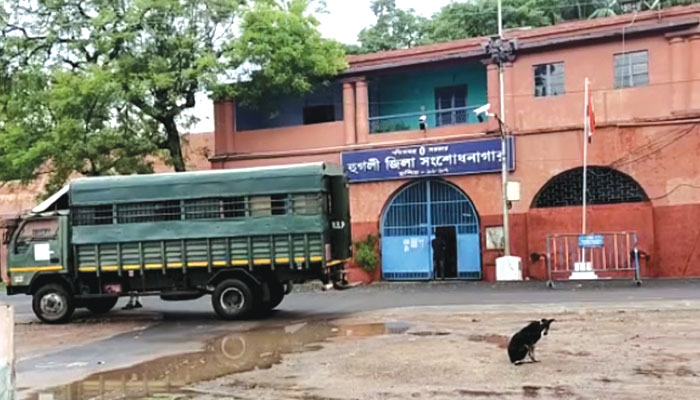 Hooghly: আদালতে তুলতে হবে, হুগলি জেলা সংশোধনাগারে অনশনে ১৮৬ বিচারাধীন বন্দি