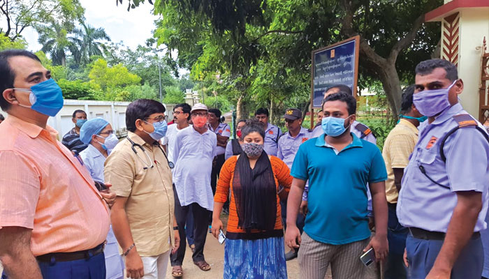 Visva Bharati: ফের উত্তেজনা বিশ্বভারতীতে, উপাচার্যকে দেখতে এসে ফিরতে হল ডাক্তার-নার্সদের