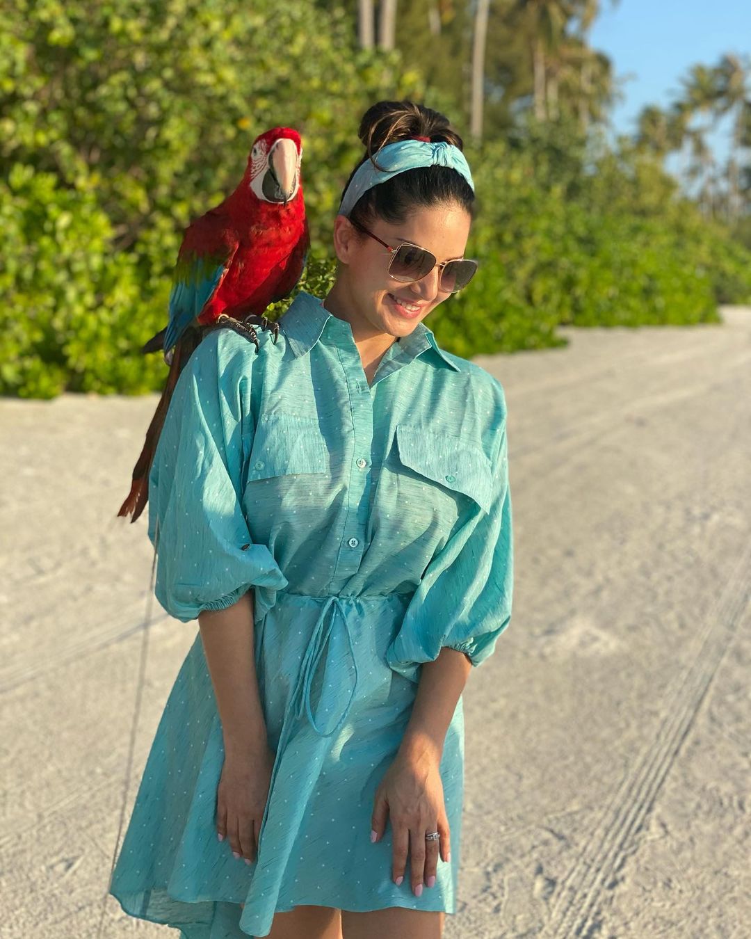 Macaw is seen resting on Sunny Leone's shoulder