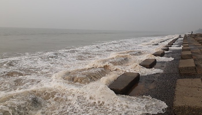 Digha: প্রবল জলোচ্ছ্বাস, গার্ডওয়াল টপকে ৩০ ফুট উচ্চতার ঢেউয়ে ভাসল দিঘা 