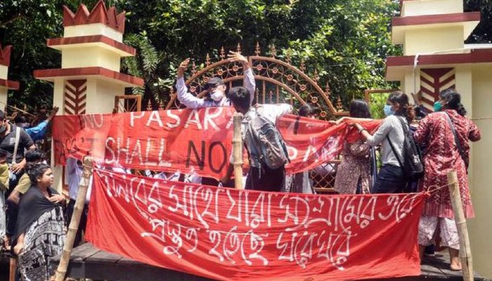 Visva-Bharati: বিশ্বভারতী ছাত্র বহিষ্কারের সিদ্ধান্তে অন্তর্বর্তীকালীন স্থগিতাদেশ হাইকোর্টের Visva-Bharati: বিশ্বভারতী ছাত্র বহিষ্কারের সিদ্ধান্তে অন্তর্বর্তীকালীন স্থগিতাদেশ হাইকোর্টের