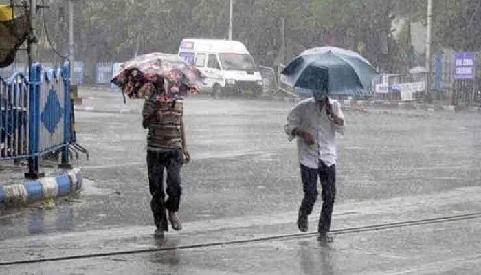 Weather Today: ঘূর্ণাবর্তের জোড়া জের! কলকাতা-সহ জেলায় জেলায় ফের ভারী বৃষ্টির ভ্রুকুটি