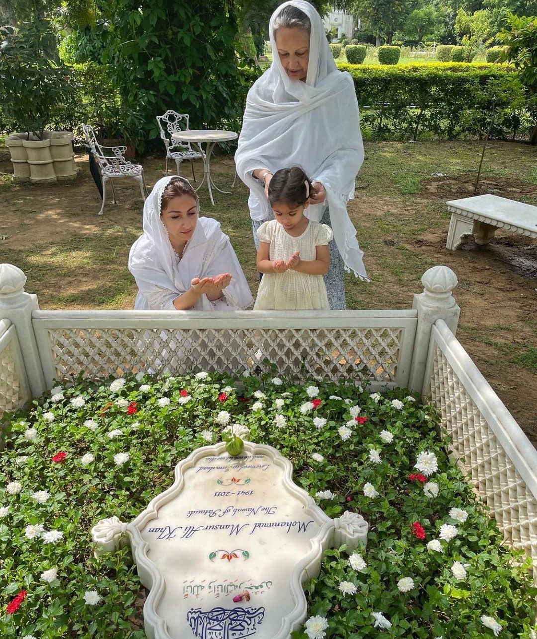 Sharmila, Soha, Innaya at the graveyard