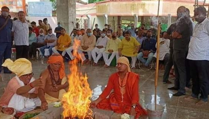 Anubrata Mandal offers puja at Tarapith for victory of Mamata Banerjee in Bhawanipore 
