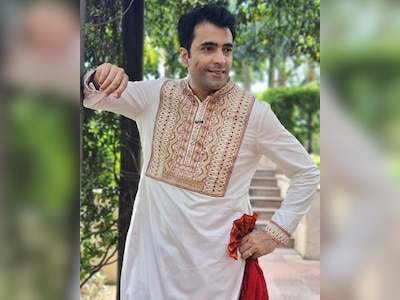 Ikki lezbiyen ishtirokidagi baraban va bas musiqali video