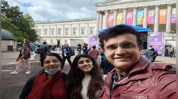 লন্ডনে নতুন ইনিংস শুরু করলেন সানা, উচ্ছ্বসিত সস্ত্রীক মহারাজ 