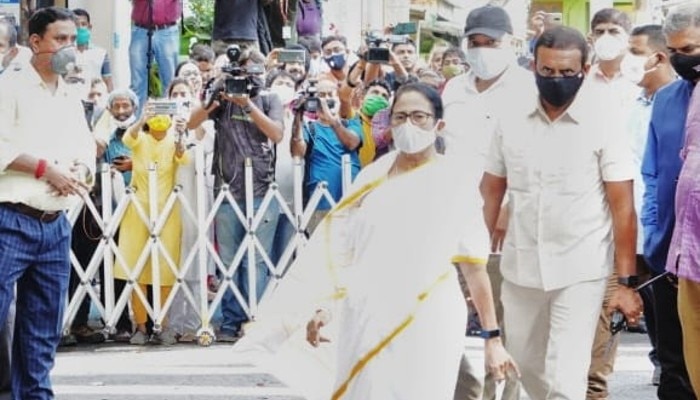 Mamata Banerjee cast her vote in Mitra Institution at Bhawanipore