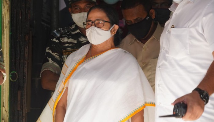 Mamata Banerjee cast her vote in Mitra Institution at Bhawanipore