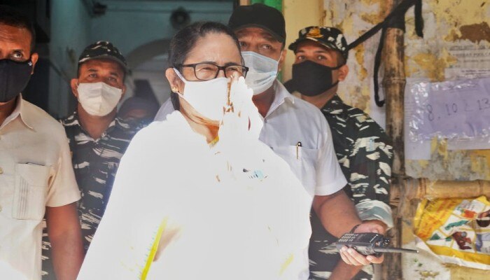 Mamata Banerjee cast her vote in Mitra Institution at Bhawanipore