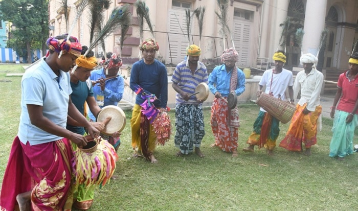 #উৎসব : লুকিয়ে আছেন রাজা, দাঁশাই নাচের মধ্যে দিয়ে শুরু প্রিয় হুদুর দুর্গার খোঁজ