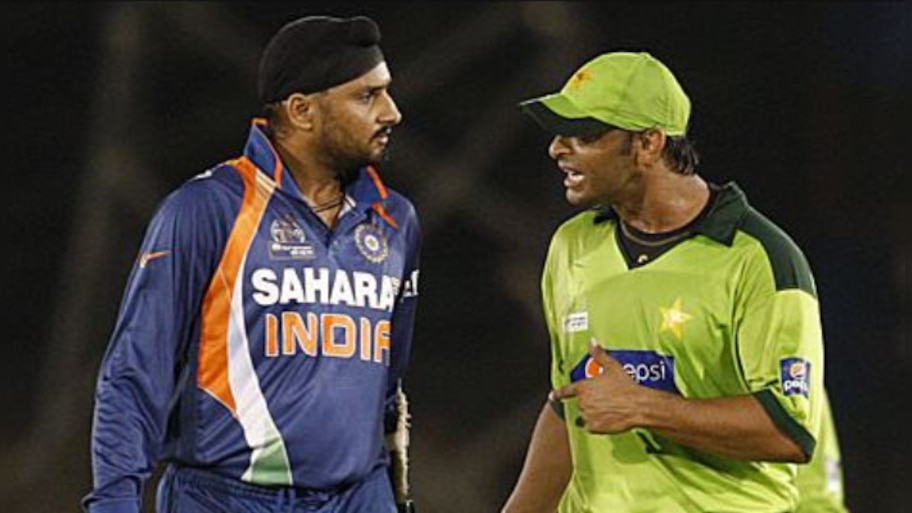 India vs Pakistan: ভাজ্জির দুসরায় লাইনচ্যুত 'রাওয়ালপিণ্ডি এক্সপ্রেস'!