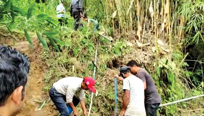 Kalimpong: বৃষ্টি-ধসে তছনছ কালিম্পং; জলহীন বহু গ্রাম, সমস্যা মেটাতে কাজে নেমে পড়ল এলাকাবাসী