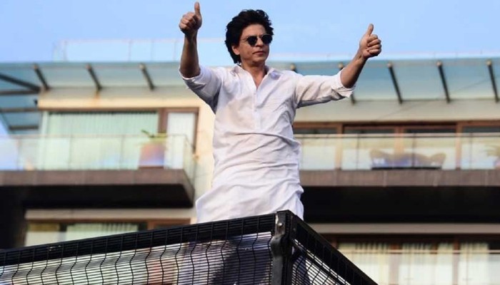 Happy Birthday SRK: মন্নতের বাইরে ভিড়, অনুরাগীদের জন্য জল-খাবার পাঠালেন শাহরুখ