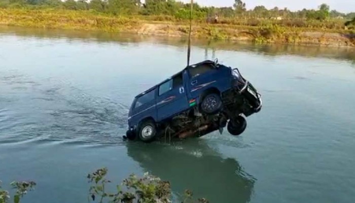  Siliguri: তিস্তা ক্যানেলে উল্টে গেল গাড়ি, বরাতজোরে রক্ষা ৪ যাত্রীর