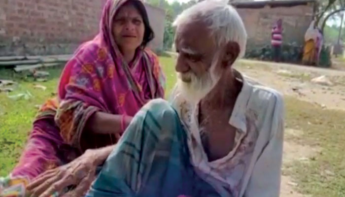 Malda: ভিটে থেকে &#039;উচ্ছেদ&#039;, টানা ৩ দিন খোলা আকাশের নীচে ঠাঁই বৃদ্ধ দম্পতির