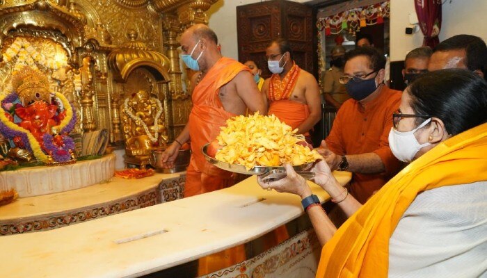 Mamata Banerjee: মুম্বই-এ পৌঁছলেন মুখ্যমন্ত্রী, পুজো দিলেন সিদ্ধি বিনায়ক মন্দিরে