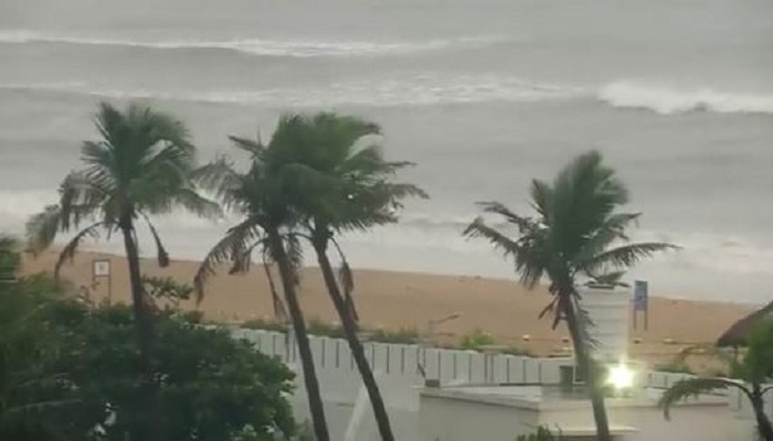 Cyclone Jawad: ওড়িশা উপকূলে আছড়ে পড়ার অপেক্ষায় &#039;জাওয়াদ&#039;, বঙ্গে বৃষ্টির দাপট